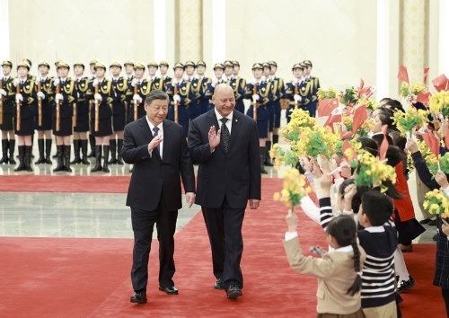 11月25日上午,国家主席习近平在北京人民大会堂会见来华进行国事访问的汤加国王图普六世。这是会见前,习近平在人民大会堂北大厅为图普六世举行欢迎仪式. 11月25日上午,国家主席习近平在北京人民大会堂会见来华进行国事访问的汤加国王图普六世。这是会见前,习近平在人民大会堂北大厅为图普六世举行欢迎仪式.