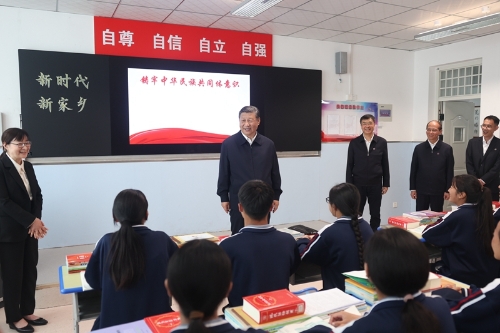 6月18日至19日,中共中央总书记、国家主席、中央军委主席习近平在青海考察。这是18日下午,习近平在果洛西宁民族中学高一(1)班观摩“新时代、新家乡”主题思政课。 6月18日至19日,中共中央总书记、国家主席、中央军委主席习近平在青海考察。这是18日下午,习近平在果洛西宁民族中学高一(1)班观摩“新时代、新家乡”主题思政课。