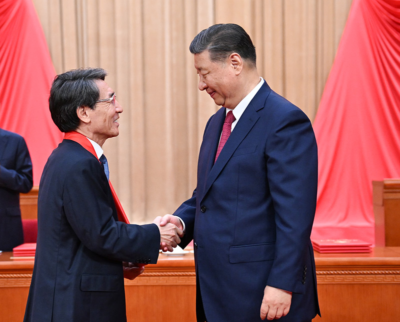 6月24日,全国科技大会、国家科学技术奖励大会和中国科学院第二十一次院士大会、中国工程院第十七次院士大会在北京人民大会堂隆重召开。中共中央总书记、国家主席、中央军委主席习近平向获得2023年度国家最高科学技术奖的清华大学薛其坤院士颁奖。 6月24日,全国科技大会、国家科学技术奖励大会和中国科学院第二十一次院士大会、中国工程院第十七次院士大会在北京人民大会堂隆重召开。中共中央总书记、国家主席、中央军委主席习近平向获得2023年度国家最高科学技术奖的清华大学薛其坤院士颁奖。