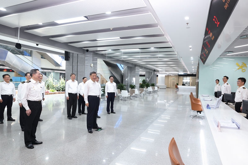 10月15日至16日,中共中央总书记、国家主席、中央军委主席习近平在福建考察。这是16日上午,习近平在中国(福建)自由贸易试验区厦门片区考察时,同综合服务大厅窗口工作人员亲切交流。 10月15日至16日,中共中央总书记、国家主席、中央军委主席习近平在福建考察。这是16日上午,习近平在中国(福建)自由贸易试验区厦门片区考察时,同综合服务大厅窗口工作人员亲切交流。