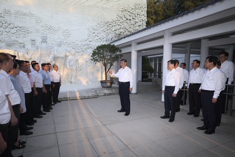 10月15日至16日,中共中央总书记、国家主席、中央军委主席习近平在福建考察。这是15日下午,习近平在漳州市东山县谷文昌纪念馆考察时,同谷文昌干部学院教师、学员代表亲切交流。 10月15日至16日,中共中央总书记、国家主席、中央军委主席习近平在福建考察。这是15日下午,习近平在漳州市东山县谷文昌纪念馆考察时,同谷文昌干部学院教师、学员代表亲切交流。